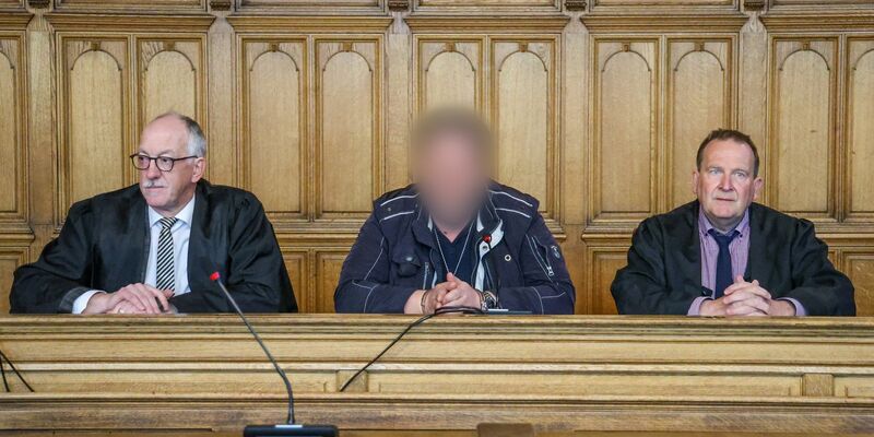 Der Angeklagte (M) sitzt vor der Urteilsverkündung im Prozess wegen Mordes im Landgericht Bremen zwischen seinen Verteidigern. - Foto: Focke Strangmann/dpa