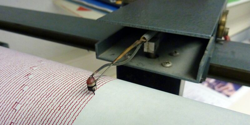 Die Nadel eines alten Seismografen zeichnet  Bodenbewegungen auf. (Symbolbild) - Foto: picture alliance / dpa