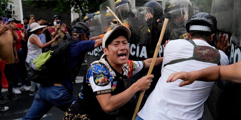 Regierungsgegner protestieren und stellen sich der Polizei. - Foto: Martin Mejia/AP/dpa