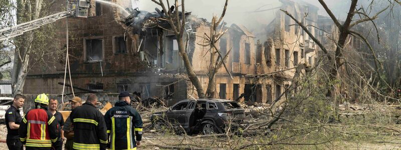 Feuerwehrleute und Rettungskräfte in der Nähe der völlig zestörten Klinik in Dnipro. - Foto: J. Daniel Hud/ZUMA/dpa