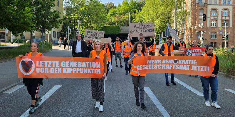 Die Justiz Geht Mit Einer Razzia Gegen Die Klimaschutzgruppe Letzte ...