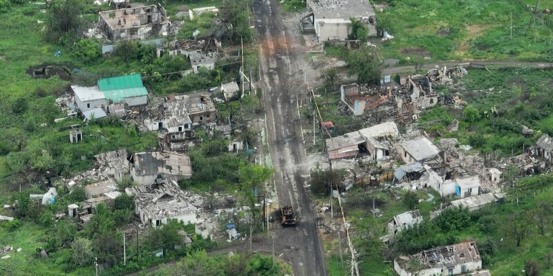 Eine Luftaufnahme zeigt beschädigte Privathäusern, Granaten- und Raketenkratern in den Vororten von Donezk. - Foto: Efrem Lukatsky/AP