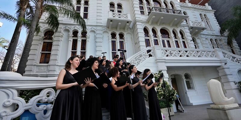 Ein Chor singt während der Wiedereröffnungsveranstaltung im Hof des Sursock-Museums. - Foto: Hussein Malla/AP/dpa