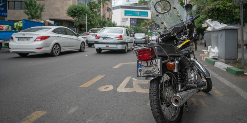 Eine Maske dient dazu, das Nummernschild des Mofas abzudecken. - Foto: Arne Bänsch/dpa