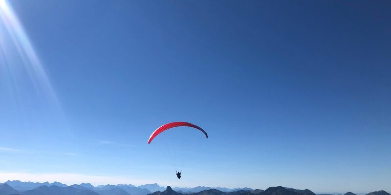 So sieht es eigentlich aus, wenn Menschen mit einem Gleitschirm durch die Luft schweben. - Foto: Katrin Requadt/dpa