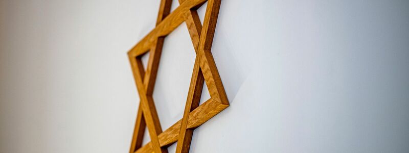 Ein Davidstern im Gebetsraum der Neuen Synagoge in Gelsenkirchen. Die Zahl der Taten, bei denen ein antisemitisches Motiv vermutet wird, ist deutlich gestiegen. - Foto: David Inderlied/dpa