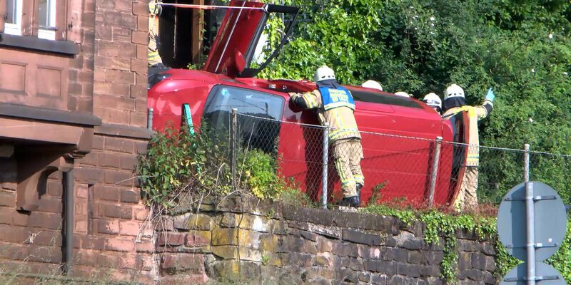 Einsatzkräfte arbeiten am verunglückten Auto der Frau. - Foto: Rene Priebe/dpa