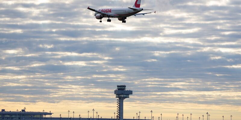 Ein Flugzeug im Landeanflug auf den Flughafen Berlin Brandenburg. - Foto: Soeren Stache/dpa