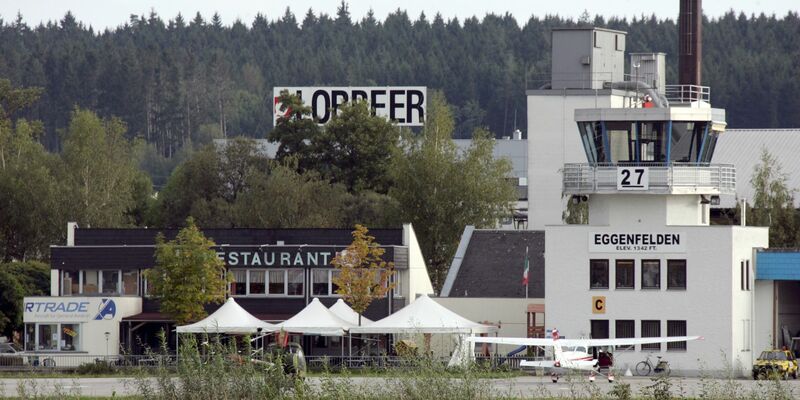 Das Flugzeug startete vom Flugplatz Eggenfelden. - Foto: Matthias Schrader/dpa