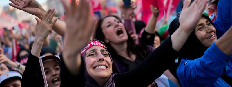 Anhänger des türkischen Präsidenten Recep Tayyip Erdogan auf einer Wahlkampfveranstaltung. - Foto: Francisco Seco/AP