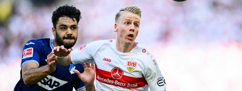 Chris Führich (r) muss nach einem 1:1-Remis gegen die TSG Hoffenheim mit dem VfB Stuttgart in die Relegation. - Foto: Tom Weller/dpa