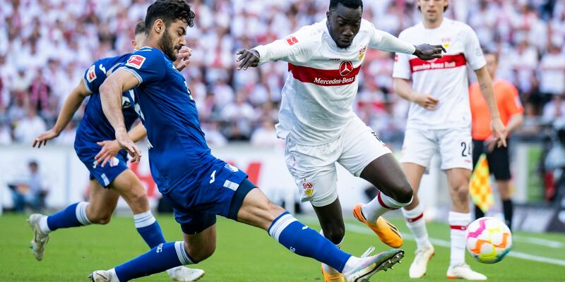 Nach einem 1:1-Remis gegen Hoffenheim muss Silas Katompa Mvumpa (r) mit dem VfB Stuttgart den Gang in die Relegation antreten. - Foto: Tom Weller/dpa