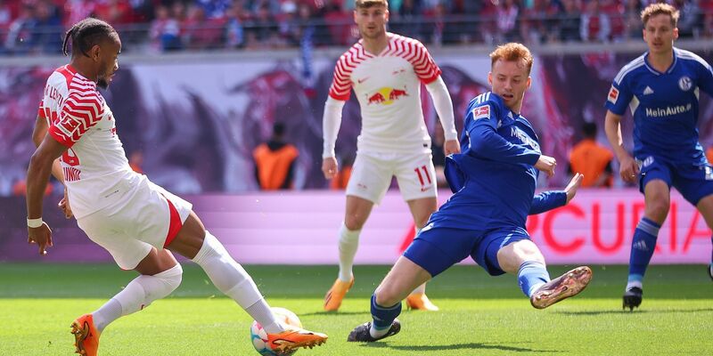 Der FC Schalke 04 steigt nach der Niederlage in Leipzig ab. - Foto: Jan Woitas/dpa