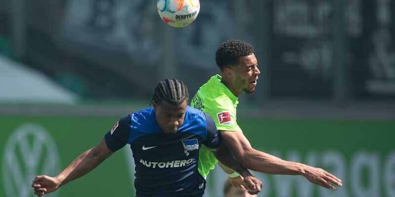 Herthas Jessic Ngankam (l) im Kopfballduell mit dem Wolfsburger Felix Nmecha. - Foto: Swen Pförtner/dpa