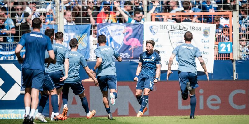 Dank eines 3:0-Sieges gegen Leverkusen auch in der kommenden Spielzeit erstklassig: Bochums Takuma Asano feiert sein Tor zum 2:0. - Foto: Fabian Strauch/dpa