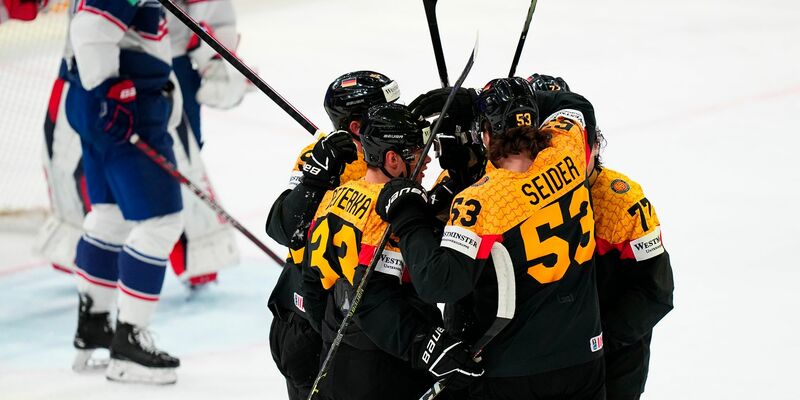 Frederik Tiffels (l) schoss Deutschland ins WM-Finale. - Foto: Pavel Golovkin/AP