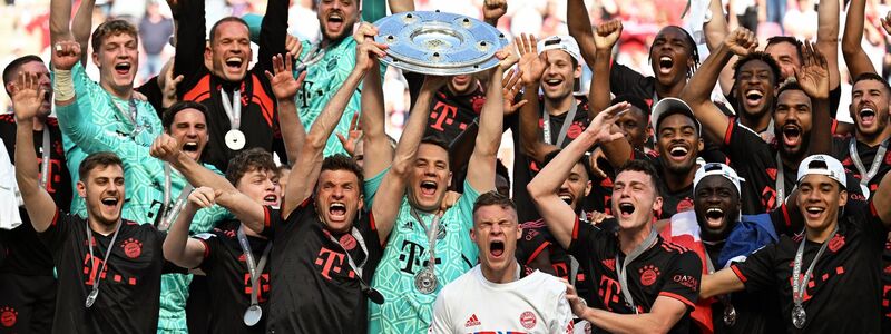 Der FC Bayern durfte am Ende die Meisterschale hochstemmen. - Foto: Federico Gambarini/dpa