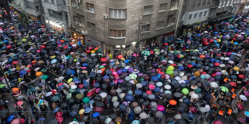 Menschen nehmen an einem von der Opposition angeführten Protest in Belgrad teil. - Foto: Marko Drobnjakovic/AP