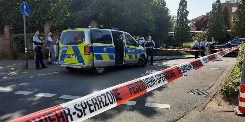 Markierungen der Polizei dokumentieren den Tatort in einem abgesperrten Bereich im Böcking-Park. - Foto: Sascha Thelen/dpa