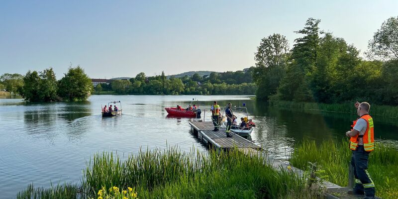 Feuerwehr und Rettungsdienste suchen am Breitenbacher See nach zwei vermissten Jugendlichen. - Foto: Yuliya Krannich/TVNews-Hessen/dpa