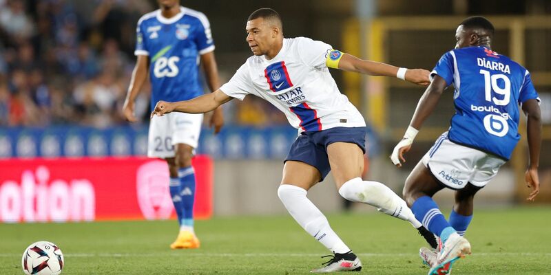 PSG um Superstar Kylian Mbappé (M.) reichte ein Remis in Straßburg. - Foto: Jean Francois Badias/AP