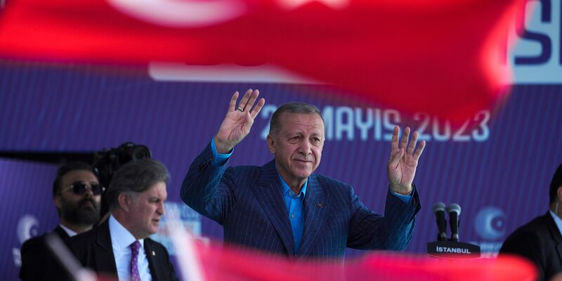 Der türkische Präsident Erdogan ist nach 20 Jahren an der Macht für weitere fünf Jahre im Amt bestätigt worden. - Foto: Khalil Hamra/AP
