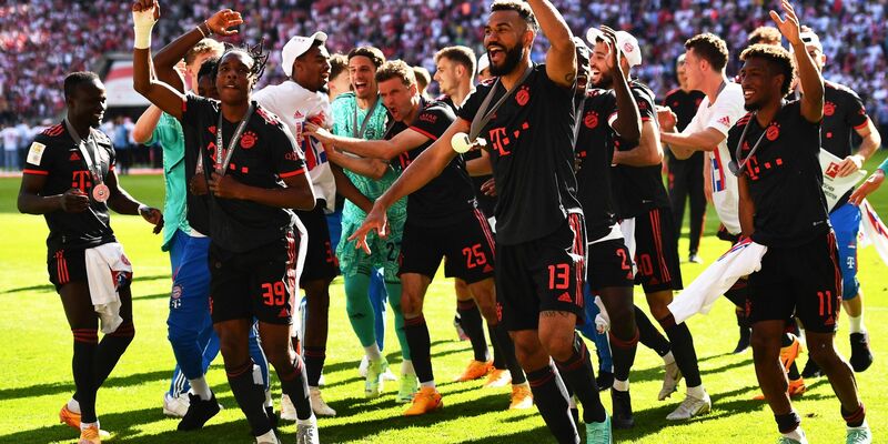 Bayerns Eric Maxim Choupo-Moting (M) und seine Teamkollegen jubeln. - Foto: Marius Becker/dpa