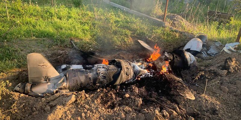 Auf diesem von der Pressestelle der ukrainischen Polizei zur Verfügung gestellten Foto sind nach einem nächtlichen Raketenangriff Mitte Mai in der Region Kiew Bruchstücke einer mutmaßlich russischen Rakete zu sehen, die vom ukrainischen Luftabwehrsystem abgeschossen wurde. - Foto: Uncredited/Ukrainian Police Press Office/AP/dpa