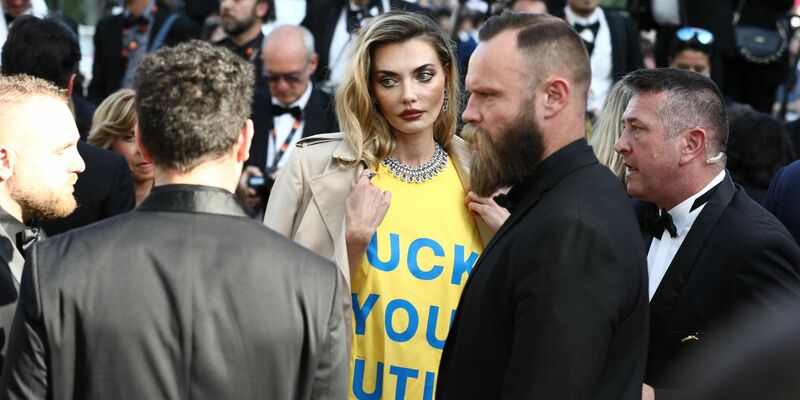 Alina Baikowa (M) trägt ein T-Shirt in den Farben der ukrainischen Flagge mit der Aufschrift «Fuck You Putin». - Foto: Mickael Chavet/ZUMA Press Wire/dpa