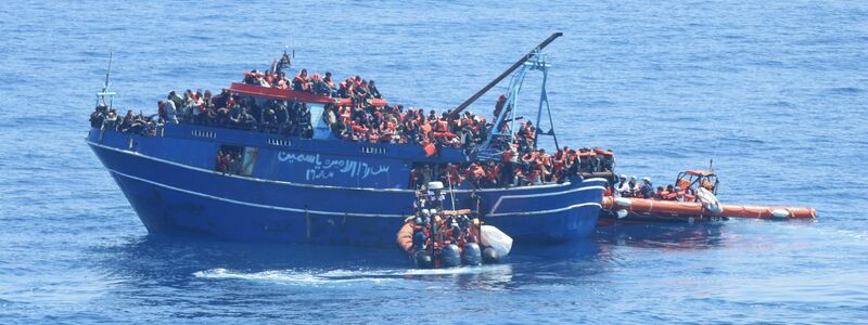 Die Crew der «Geo Barents» (nicht im Bild) holte mehr als 600 Menschen in einer dreistündigen Aktion an Bord - darunter viele Minderjährige. - Foto: -/MSF/dpa