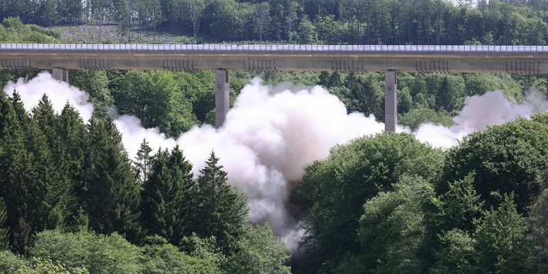 Eine große Staubwolke steigt bei der Sprengung des ersten Teilbauwerks der Sterbecke-Talbrücke auf. - Foto: David Young/dpa