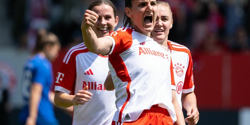 Jovana Damnjanovic (M) jubelt über ihr Tor zum 5:0 nach nur 30 Minuten. - Foto: Sven Hoppe/dpa