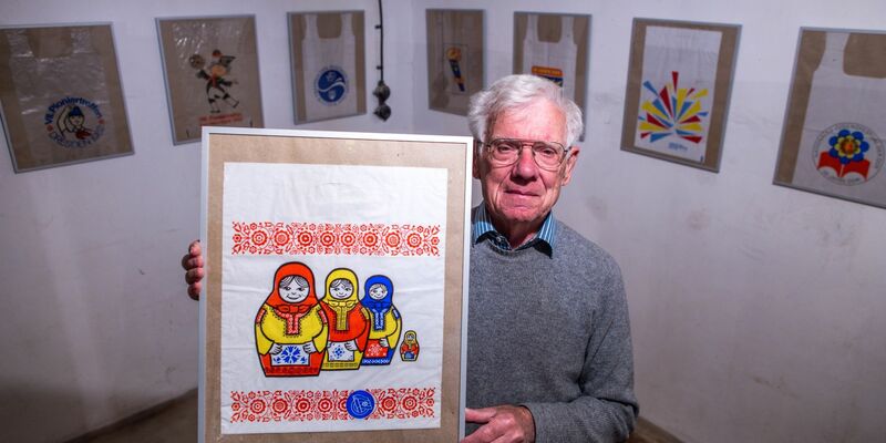 Dieter Luchs, Sammler von DDR-Einkaufstüten, zeigt eine Plastiktüte mit dem Matrjoschka-Motiv. - Foto: Jens Büttner/dpa