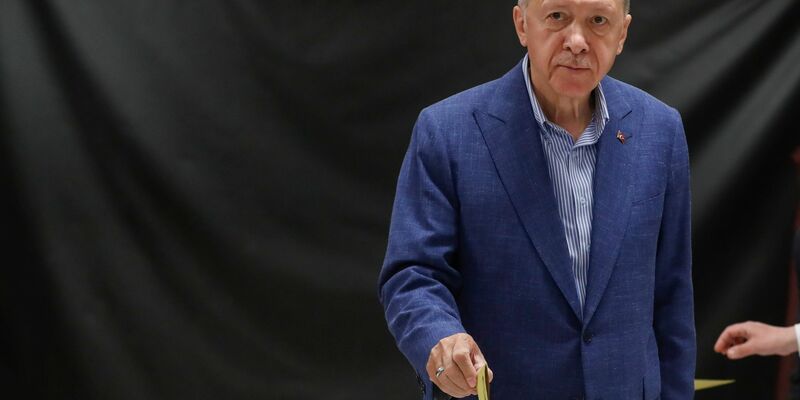 Recep Tayyip Erdogan gibt seine Stimme in einem Wahllokal in Istanbul ab. - Foto: Murad Sezer/Reuters Pool/AP/dpa