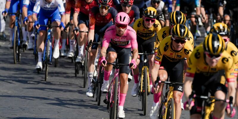 Primoz Roglic (M.) aus Slowenien gewann den 106. Giro. - Foto: Alessandra Tarantino/AP/dpa