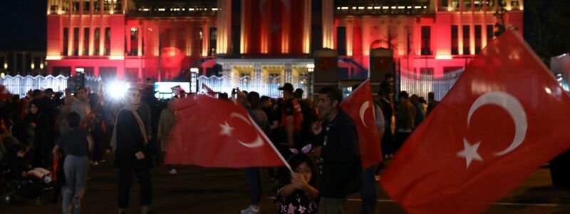 Anhänger des türkischen Präsidenten Erdogan versammeln sich vor dem Präsidentenpalast. - Foto: Ali Unal/AP/dpa