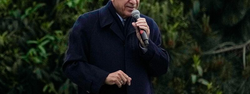 Recep Tayyip Erdogan hält eine Rede vor seiner Residenz in Istanbul. - Foto: Francisco Seco/AP/dpa