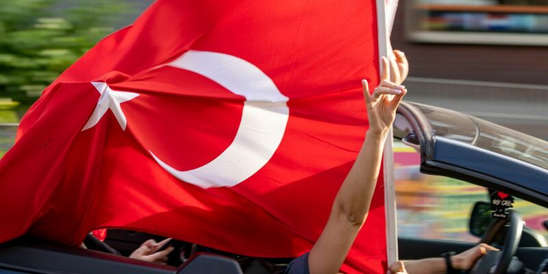 Anhänger des türkischen Präsidenten Erdogan fahren in einem Autokorso mit türkischen Fahnen jubelnd durch den Duisburger Norden. - Foto: Christoph Reichwein/dpa