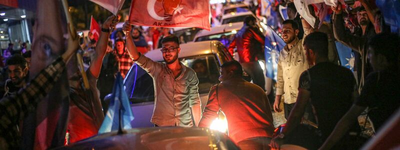 Anhänger des türkischen Präsidenten Erdogan feiern nach dem Ergebnis der Stichwahl im türkischen Kahramanmaras. - Foto: Hakan Akgun/Dia Images/AP/dpa