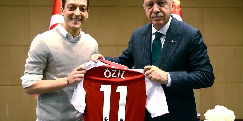 Mesut Özil und Recep Tayyip Erdogan am 14.05.2018. Der Fußballer hat erneut ein Foto mit dem wiedergewählten türkischen Präsidenten geteilt. - Foto: -/Pool Presdential Press Service/AP/dpa