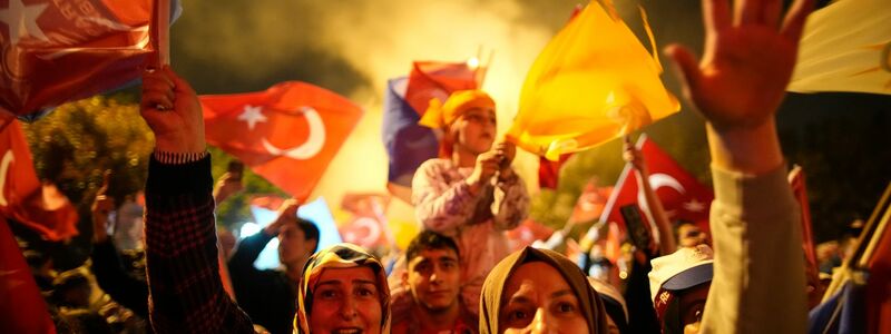 Anhänger des türkischen Präsidenten Recep Tayyip Erdogan feiern in den Straßen von Istanbul. - Foto: Emrah Gurel/AP