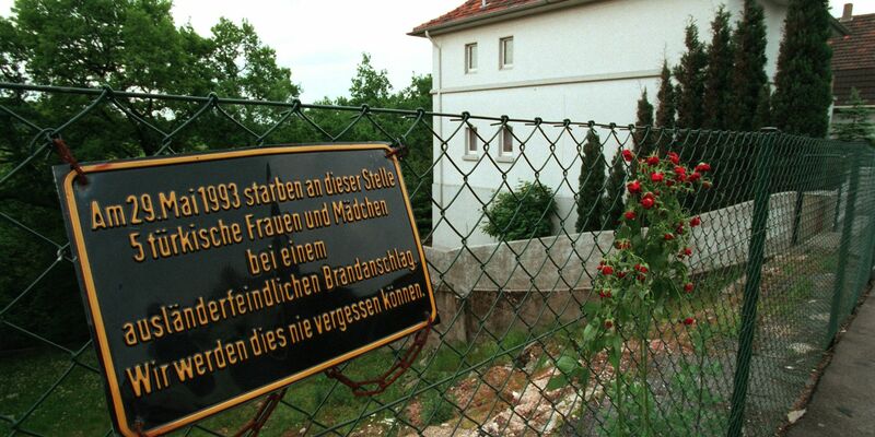 An der Stelle, wo das Haus der türkischen Familie Genc stand, erinnert heute eine Gedenktafel an die Opfer des Brandanschlags. - Foto: Martin Gerten/dpa