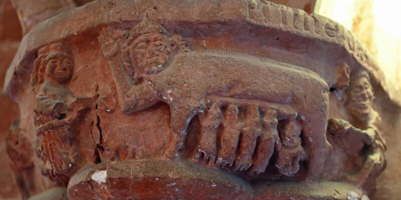 Das antisemitische Säulenrelief im Brandenburger Dom ist eine der frühesten Darstellungen dieser Art (häufig wird die Art dieser Darstellung als 'Judensau' bezeichnet). - Foto: Jonathan Penschek/dpa