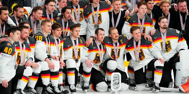 Das deutsche Nationalteam posiert nach dem Gewinn der Silbermedaille für ein Foto. - Foto: Pavel Golovkin/AP