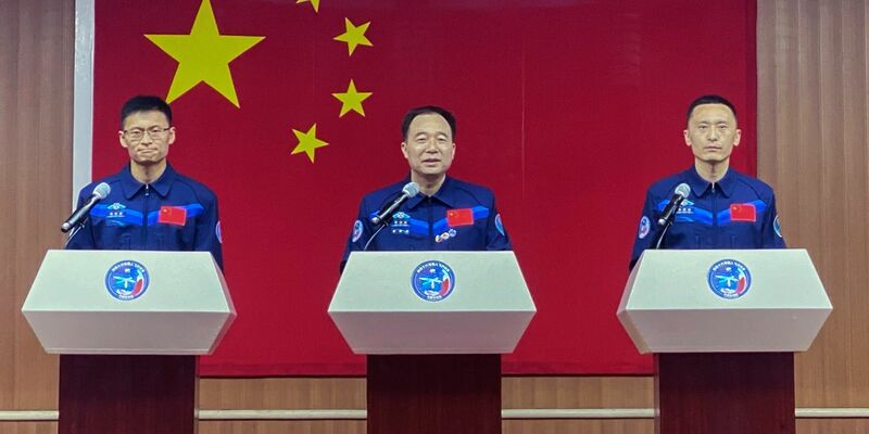 Rund fünf Monate soll die Mission der chinesischen Astronauten Gui Haichao l-r), Jing Haipeng und Zhu Yangzhu dauern. - Foto: Mark Schiefelbein/AP