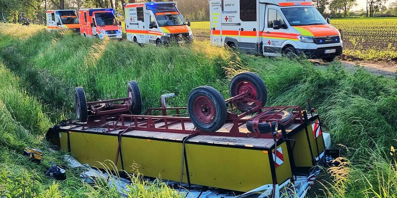 Zahlreiche Krankenwagen an der Unfallstelle. - Foto: -/NWM-TV/dpa