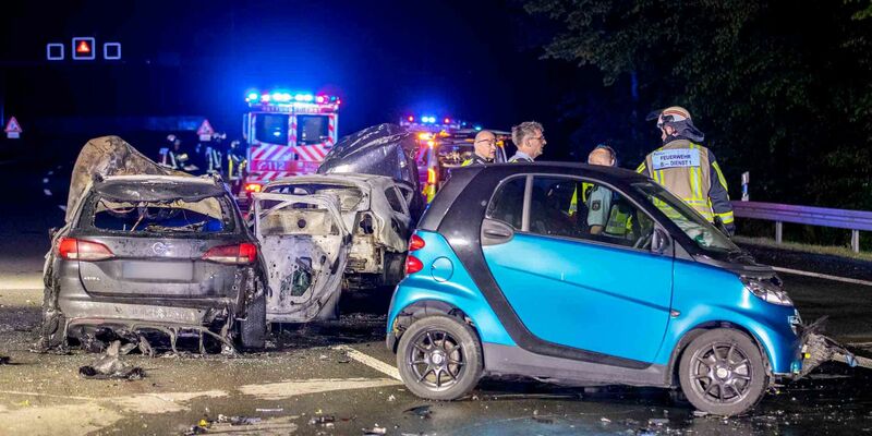 Feuerwehr und Polizei sind an der Unfallstelle im Einsatz. - Foto: Justin Brosch/dpa