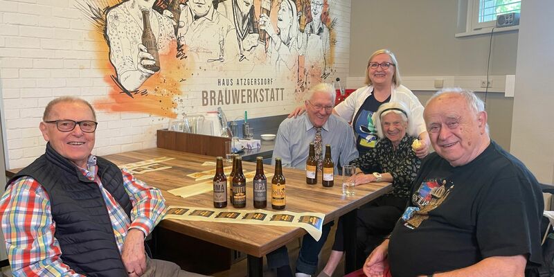 Auch das Etikettieren von Bier aus eigener Produktion zählt zu den Aufgaben im Altersheim. - Foto: Matthias Röder/dpa