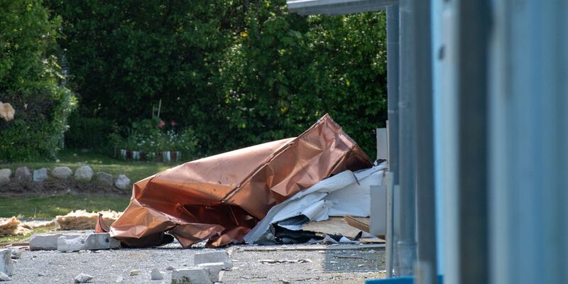 Dieses Ferienhaus ist bei der Explosion nicht unbeschadet davongekommen. - Foto: Stefan Sauer/dpa