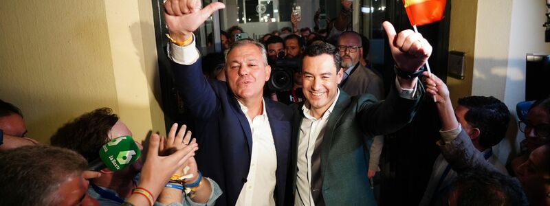 Jose Luis Sanz (l), neuer Bürgermeister von Sevilla für die Volkspartei, feiert seinen Wahlsieg zusammen mit Juanma Moreno (r), Präsident der PP in Andalusien. - Foto: Eduardo Briones/EUROPA PRESS/dpa